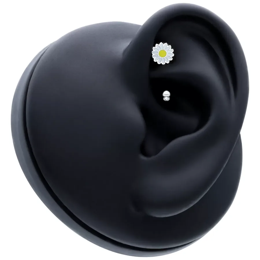 Schwarzes Piercing mit weißer Blume, platziert in einem schwarzen Ohr-Modell