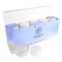 Weiße Foam Caps für Tattoo Zubehör Weiße Foam Caps in blauer Verpackung, geöffnet auf weißem Hintergrund