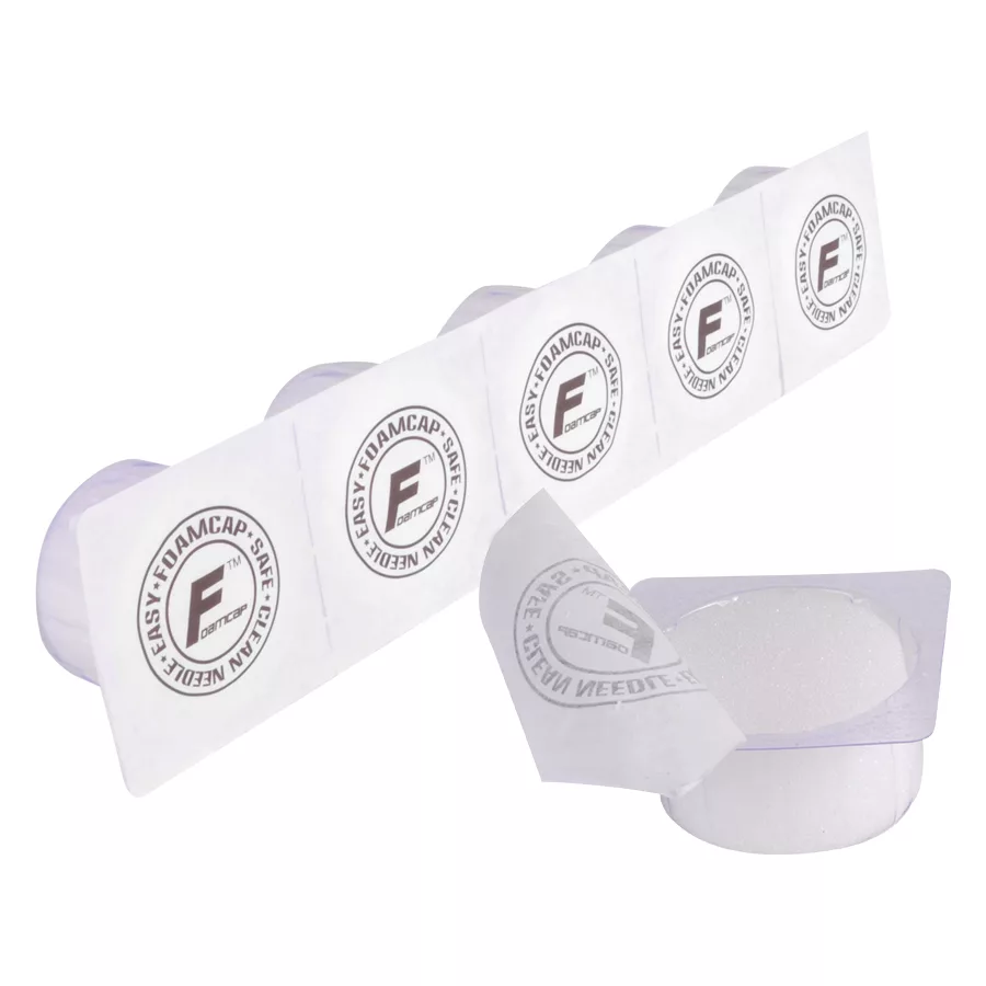 Weiße Foam Caps für Tattoo Zubehör Weiße Foam Caps von Wildcat, nebeneinander auf weißem Hintergrund