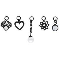Schwarzes Bauchnabelpiercing Set mit fünf Anhängern auf weißem Hintergrund