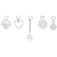 Fünf silberne Bauchnabel-Piercing-Anhänger, darunter Herz, Blume und Perle, auf weißem Hintergrund