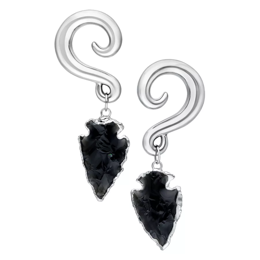 Obsidian Ohrgewichte mit Silber Sicheln Schwarze Obsidian Ohrgewichte an silbernen Sicheln vor weißem Hintergrund