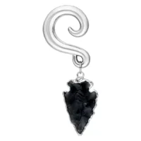 Silberne Obsidian Ohrgewichte mit Pfeilspitze Silbernes Ohrgewicht mit schwarzer Obsidian-Pfeilspitze auf weißem Hintergrund