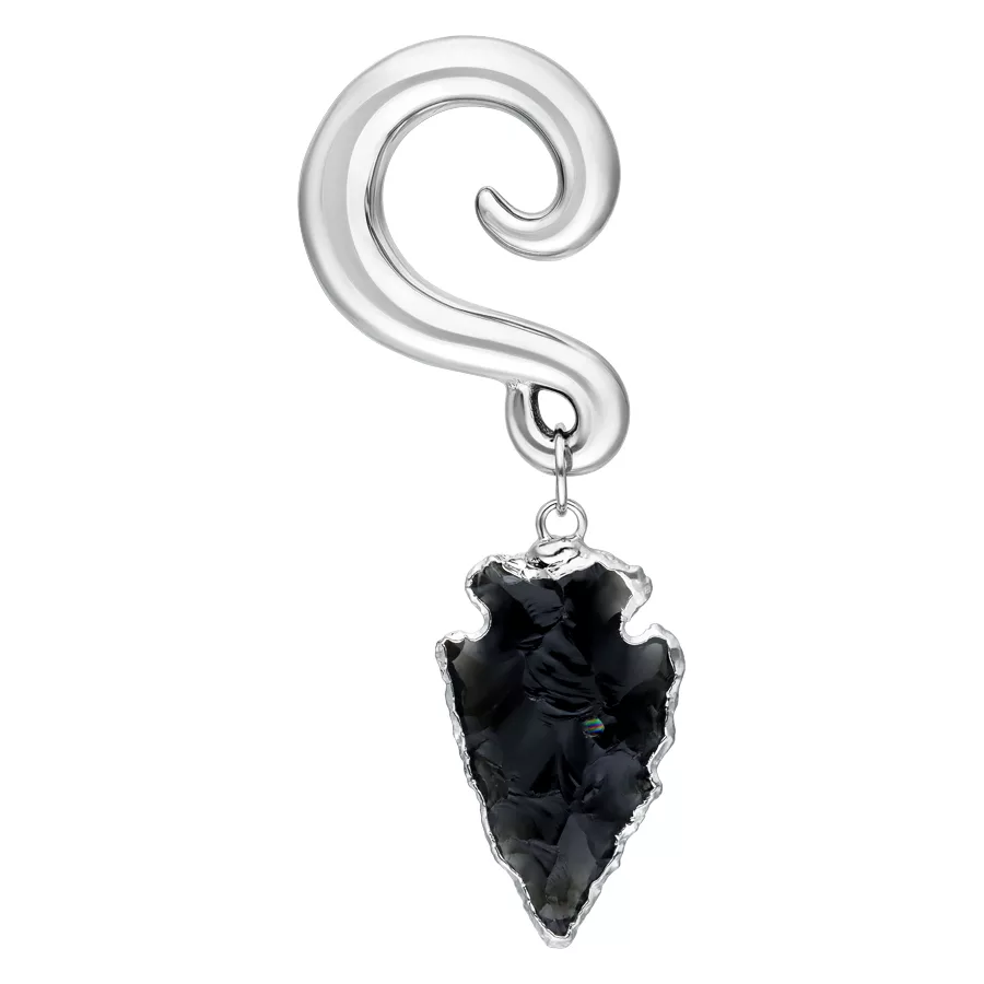Silberne Obsidian Ohrgewichte mit Pfeilspitze Silbernes Ohrgewicht mit schwarzer Obsidian-Pfeilspitze auf weißem Hintergrund