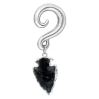 Obsidian Ohrgewicht mit silbernem Sicheldesign Silbernes Sicheldesign mit hängendem schwarzem Obsidianstein auf weißem Hintergrund