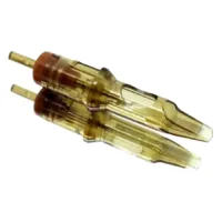 Zwei Soft Edge Magnum Long Taper Nadeln auf weißem Hintergrund