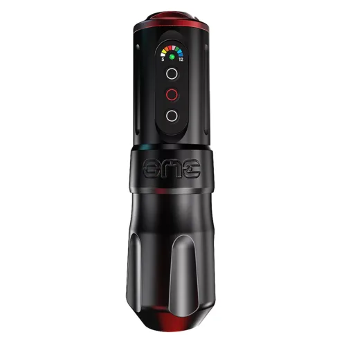 Schwarze FK Irons ONE Tattoomaschine mit Drop In Battery auf weißem Hintergrund