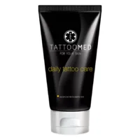TattooMed® Pflegecreme in schwarzer 100ml Tube auf weißem Hintergrund