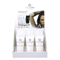 TattooMed® after tattoo 25 ml Box Display TattooMed® after tattoo 25 ml Tuben in weißem Display mit Model im Hintergrund