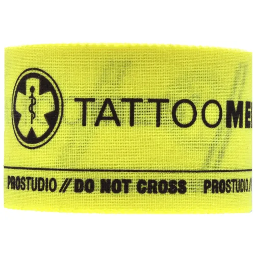 Gelbes Tattoomed Studio Pro Tape auf weißem Hintergrund