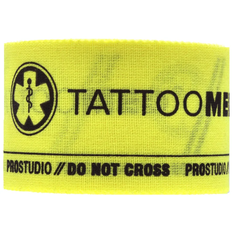 Gelbes Tattoomed Studio Pro Tape auf weißem Hintergrund