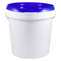 Weiße Plastikdose mit blauem Deckel auf neutralem Hintergrund