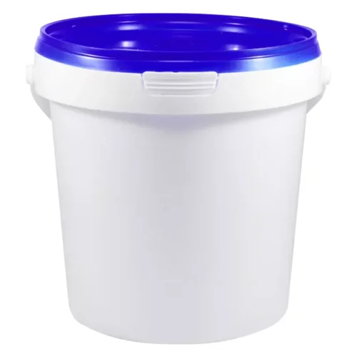 Weiße Plastikdose mit blauem Deckel auf neutralem Hintergrund