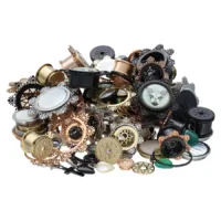 Verschiedene Piercing-Sets aus Chirurgenstahl 316L in Gold, Schwarz und Silber auf weißem Hintergrund