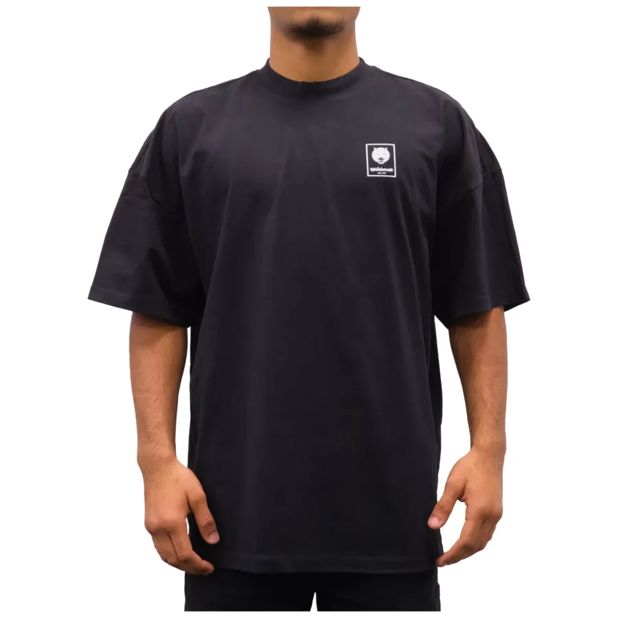 Schwarzes unisex Oversized T-Shirt mit Mock Neck, Baumwolle, Person trägt Größe L