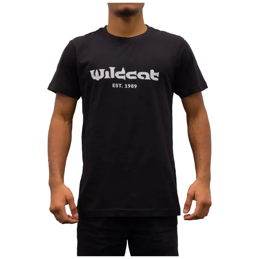 Schwarzes Unisex T-Shirt von Wildcat mit Logoprint auf weißem Hintergrund