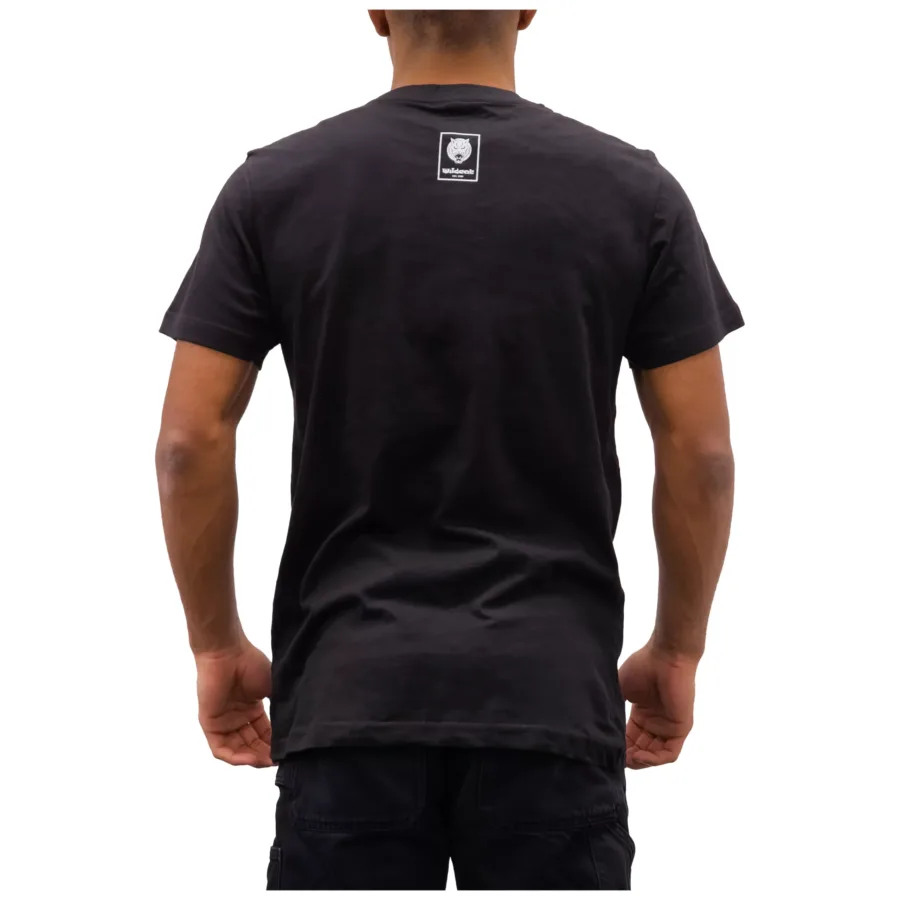 Rückansicht eines schwarzen Wildcat T-Shirts mit Logoprint auf weißem Hintergrund