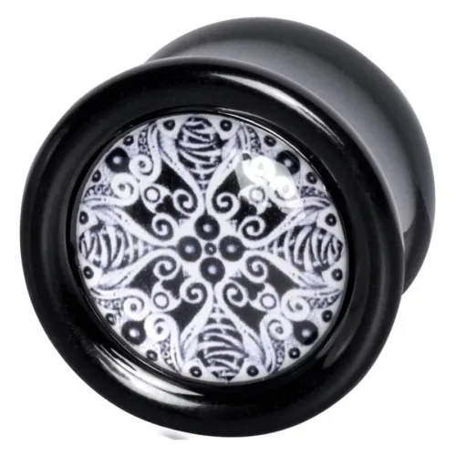 Schwarzer Cocoon Plug mit weißem, mandalaartigem Muster auf weißem Hintergrund