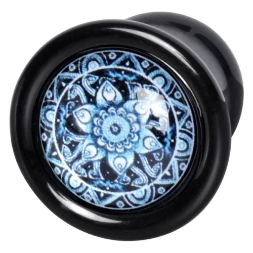 Schwarzer Plug mit türkisfarbenem Mandala-Design auf weißem Hintergrund