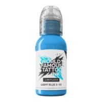 Blaue Tattoofarbe Flasche, 30 ml, vor weißem Hintergrund