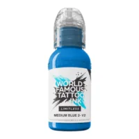 Blaue Tattoofarbe Flasche, 30 ml, auf weißem Hintergrund