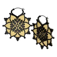 Floralis Hoops aus schwarzem Chirurgenstahl Schwarze Floralis Hoops Ohrringe mit filigranem Muster auf weißem Hintergrund