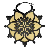 Schwarze Floralis Hoops aus Chirurgenstahl Schwarze, hochglanzpolierte Floralis Hoops aus Chirurgenstahl mit Klappverschluss vor weißem Hintergrund