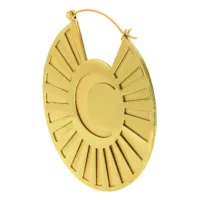 Goldene Moonshine Hoops Ohrringe, Hochglanzpoliert Goldene, runde Ohrringe aus Chirurgenstahl mit Sonnenstrahlenmuster auf weißem Hintergrund