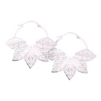 Elegante Abey Hoops Ohrringe in Blattdesign Zwei Abey Hoops Ohrringe mit blattförmigem Design auf weißem Hintergrund