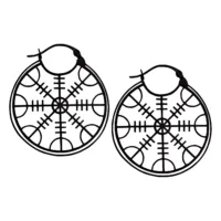 Zwei schwarze Edelstahl-Ohrringe mit Helm of Awe Symbol auf weißem Hintergrund