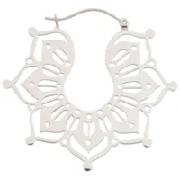 Silberne Magnolia Hoops aus Edelstahl mit filigranem Design auf weißem Hintergrund