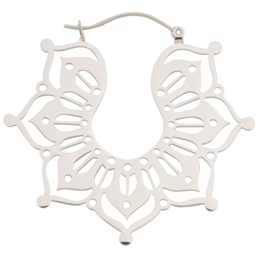 Silberne Magnolia Hoops aus Edelstahl mit filigranem Design auf weißem Hintergrund