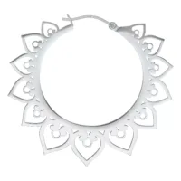 Elegante Hearts Hoops in Silber Silberne Hearts Hoops Ohrringe mit detailliertem Herzdesign auf weißem Hintergrund