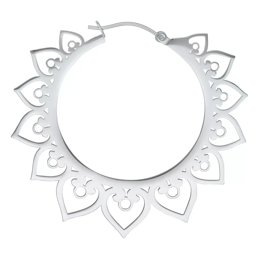 Silberne Hearts Hoops Ohrringe mit detailliertem Herzdesign auf weißem Hintergrund