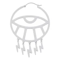 Silberner Ohrring im Eye-Design mit Blitzanhängern auf weißem Hintergrund