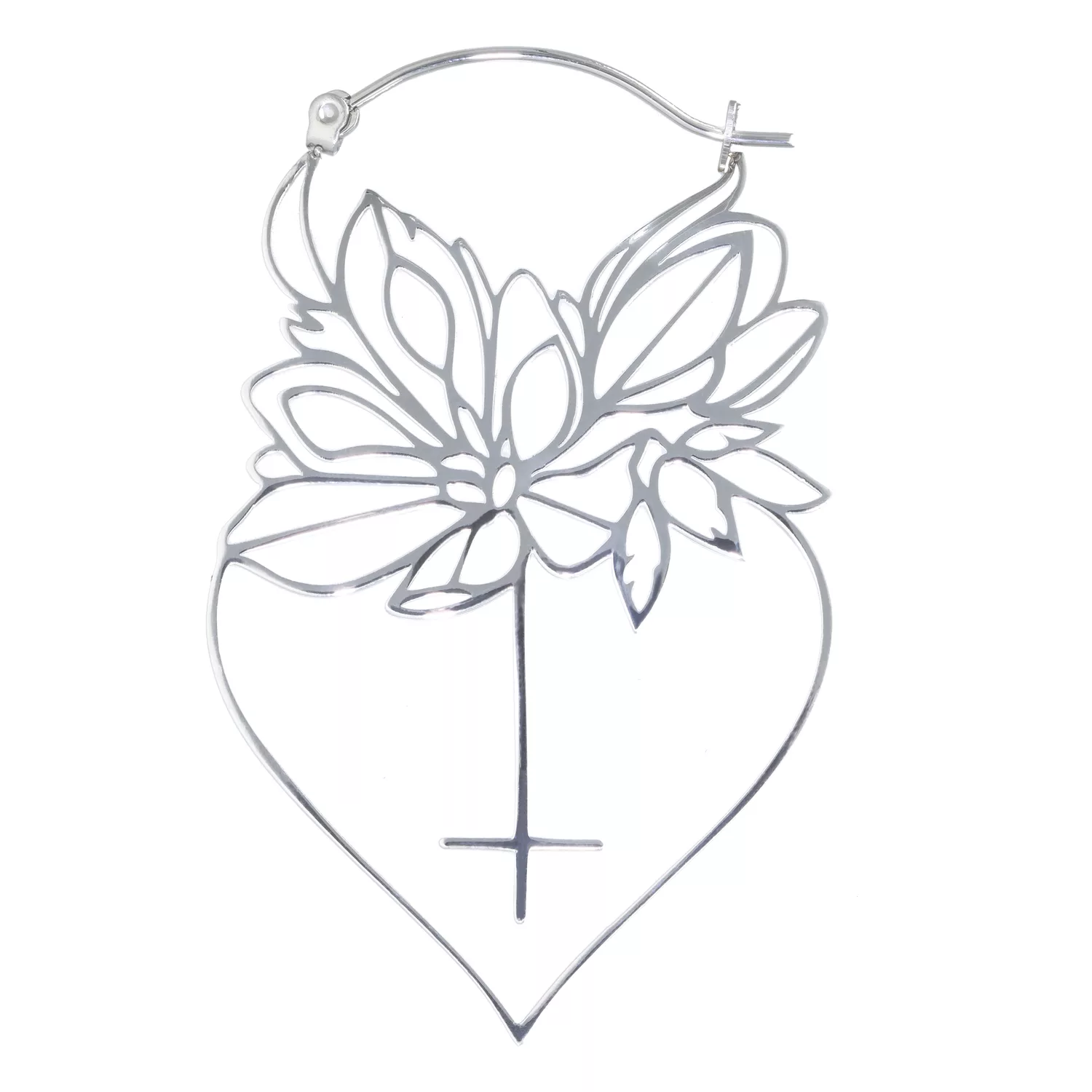 Silberne Ohrhänger in Blumenform aus Chirurgenstahl auf weißem Hintergrund