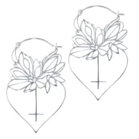 Silberne Dahlia Hoops mit floralen Motiven auf weißem Hintergrund