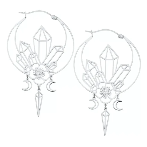 Silberne Ohrringe mit geometrischem Design und Blumenmuster auf weißem Hintergrund