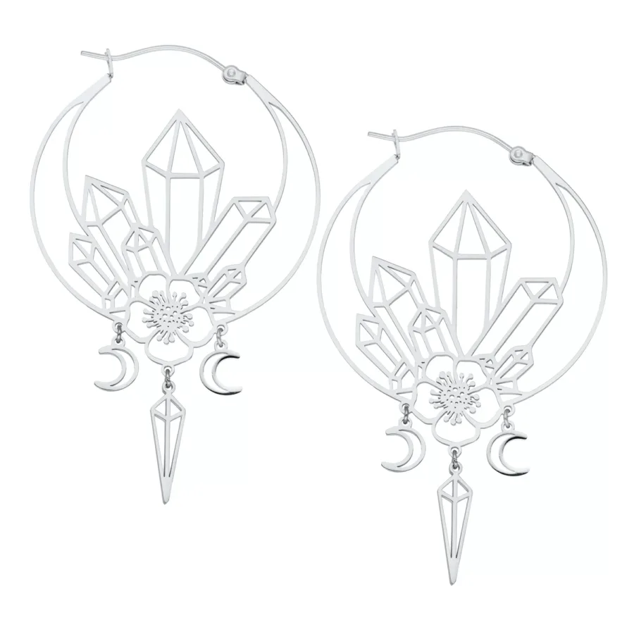 Silberne Ohrringe mit geometrischem Design und Blumenmuster auf weißem Hintergrund