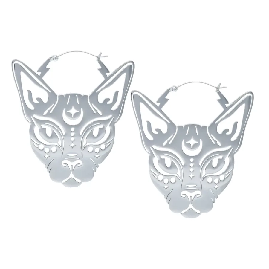 Zwei silberne Sphynx Hoops Ohrringe mit Katzenmotiv auf weißem Hintergrund