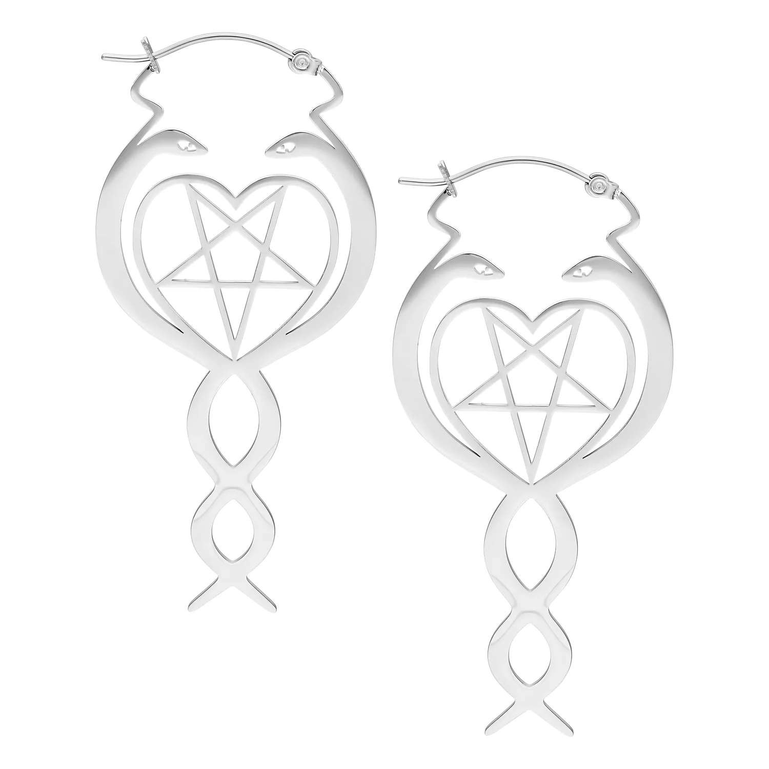 Nagini Hoops Ohrringe aus Chirurgenstahl Zwei silberne Nagini Hoops Ohrringe mit Schlangenmotiv und Pentagramm auf weißem Hintergrund
