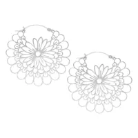 Daisy Hoops in Silber, Chirurgenstahl, Hochglanz Silberne Daisy Hoops Ohrringe aus Chirurgenstahl auf weißem Hintergrund