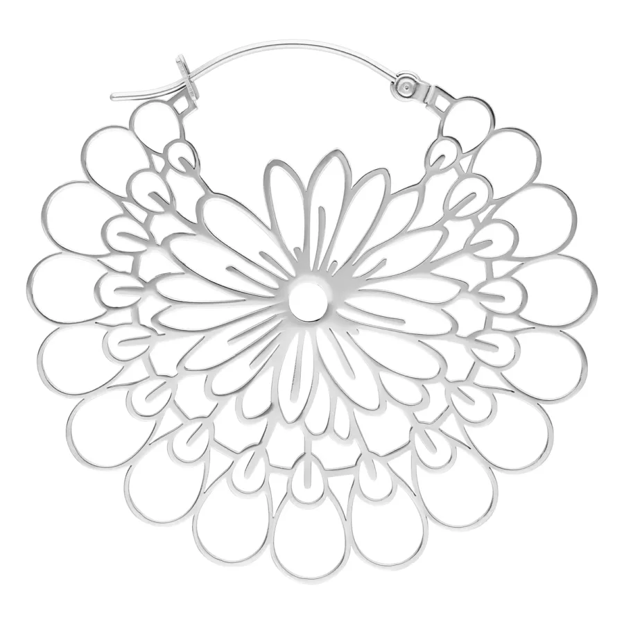 Silberne Daisy Hoops Ohrringe mit Klappverschluss auf weißem Hintergrund