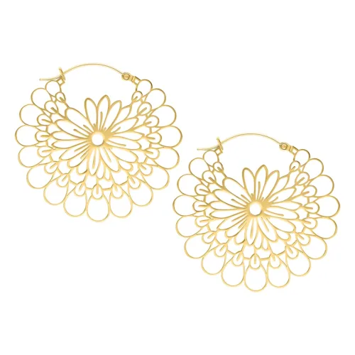 Goldene Daisy Hoops Ohrringe aus Chirurgenstahl auf weißem Hintergrund