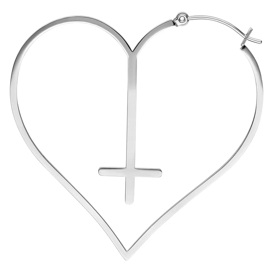 Silberne Herz-Kreuz-Ohrringe aus Chirurgenstahl Silberner Herz-Ohrring mit Kreuz-Design und Klappverschluss auf weißem Hintergrund