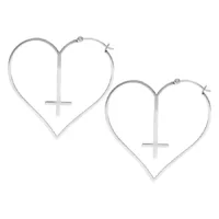 Silberne Cross Heart Hoops Ohrringe Silberne herzförmige Ohrringe mit Kreuz, auf weißem Hintergrund