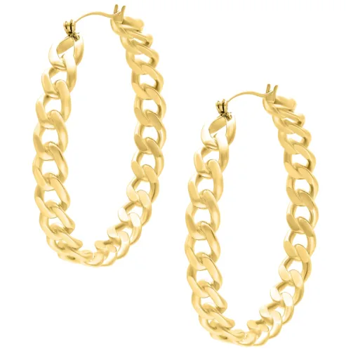 Zwei goldene Curbchain Hoops Ohrringe auf weißem Hintergrund