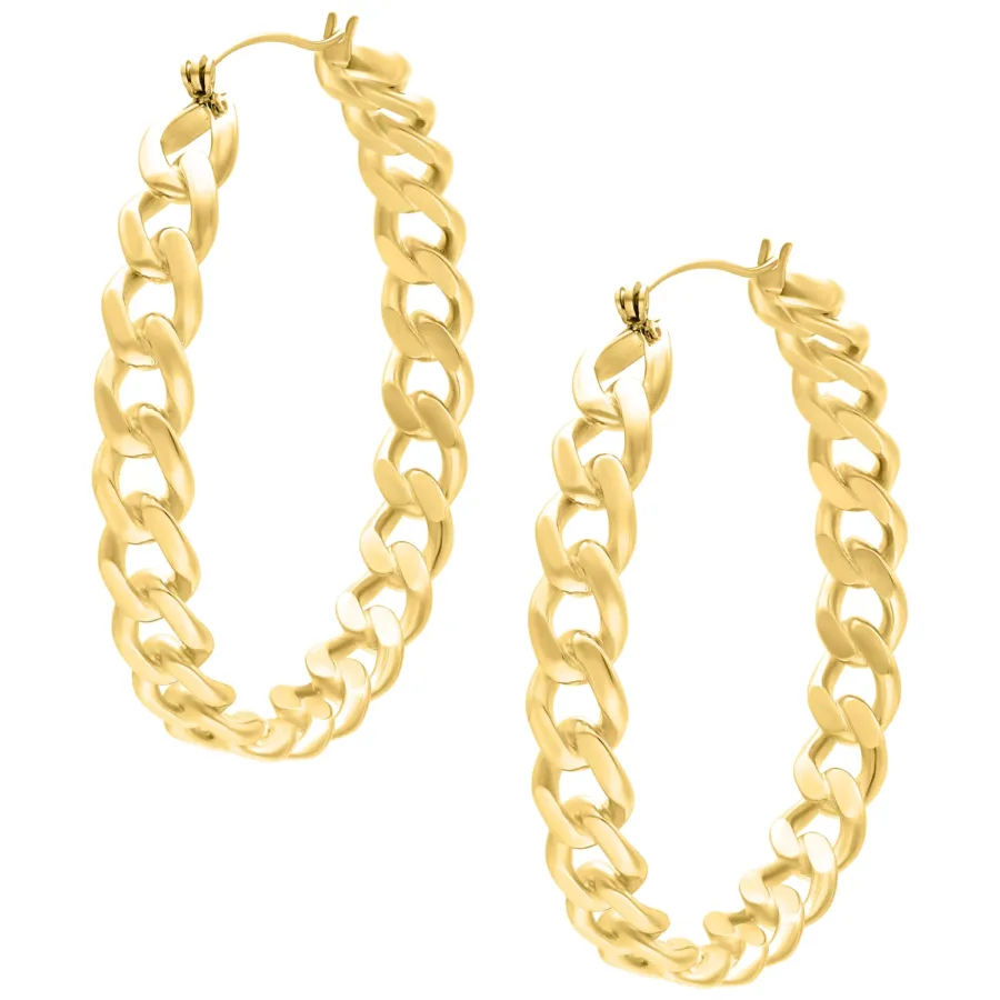 Zwei goldene Curbchain Hoops Ohrringe auf weißem Hintergrund