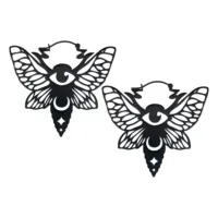 Schwarze Moth Hoops Ohrringe aus Chirurgenstahl Schwarze Moth Hoops Ohrringe mit Flügel- und Augendesign auf weißem Hintergrund