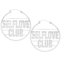 Silberne Selflove Club Hoops aus Edelstahl Silberne Ohrringe mit 'Selflove Club' Schriftzug auf weißem Hintergrund